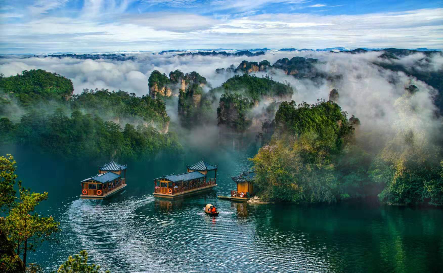 Những cột đá sa thạch hùng vĩ tại Trương Gia Giới